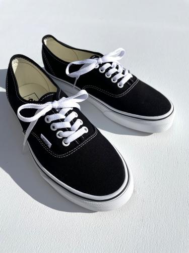 Authentic (Black)